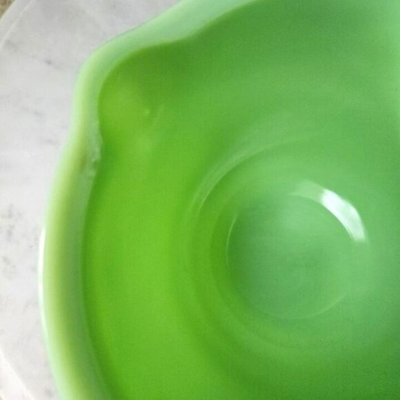 Vintage Mid-Century Jadeite Kitchenware Mixing Bowl w/ pour spout GUC unmarked - Picture 4 of 10